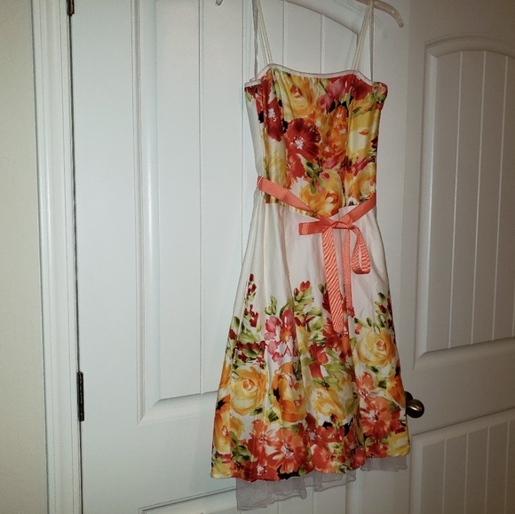 Dress - Picture 2 of 4